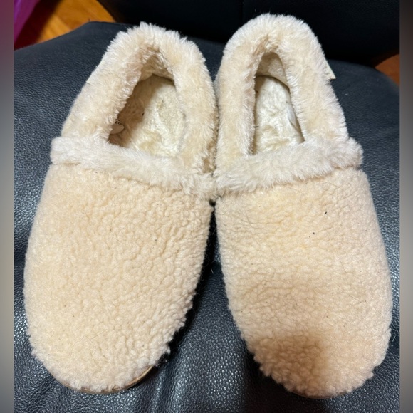 Slippers - Picture 2 of 3